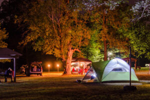 Free camping site in Arkansas surrounded by lush forests and scenic landscapes, ideal for outdoor enthusiasts.