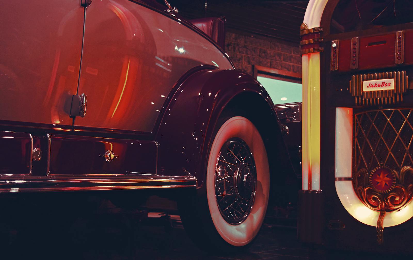 Discover the Antique Car Museum of Iowa in Coralville, IA, featuring 80+ vintage cars, classic exhibits, and rich automotive history.